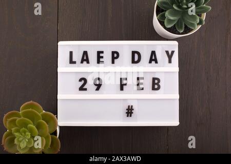 Data del Leap Day. Calendario su sfondo di legno Foto Stock