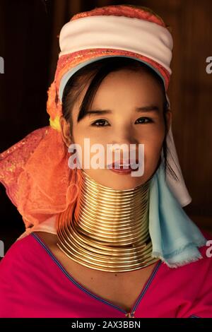 Provincia di Chiang Rai, Thailandia, ritratto della giovane donna Karen Long Neck indossare anelli di ottone tradizionale nel villaggio tribù collina vicino a Chiang Rai. Foto Stock