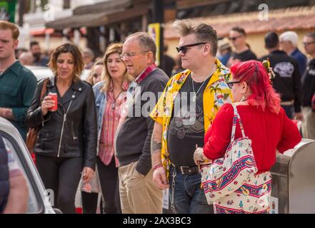 Gruppo di persone vestite in stile anni '50 a Rockin Race Jamboree 2020, rockabillies, Torremolinos, Andalusia, Spagna. Foto Stock