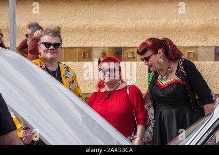 Gruppo di persone vestite in stile anni '50 a Rockin Race Jamboree 2020, rockabillies, Torremolinos, Andalusia, Spagna. Foto Stock