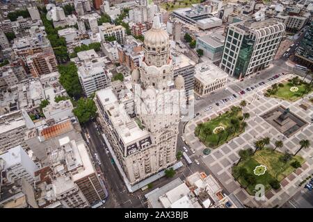 Montevideo, Uruguay, veduta aerea della Città Vecchia che mostra i monumenti storici Palacio salvo e Piazza Indipendenza. Foto Stock