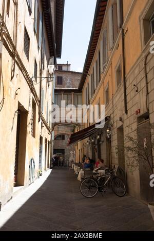 Cena al ristorante in una stretta strada Seina Toscana Italia Foto Stock