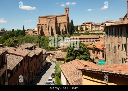 Vista panoramica di Siena, Toscana, Italia con Basilica Cateriniana San Domenico Foto Stock
