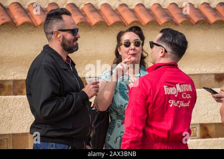 Gruppo di persone vestite in stile anni '50 a Rockin Race Jamboree 2020, rockabillies, Torremolinos, Andalusia, Spagna. Foto Stock