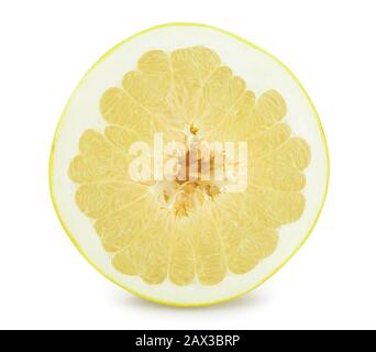 Fetta di pomelo isolati su sfondo bianco Foto Stock