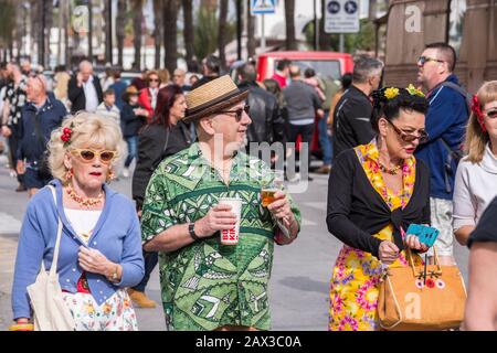 Gruppo di persone vestite in stile anni '50 a Rockin Race Jamboree 2020, rockabillies, Torremolinos, Andalusia, Spagna. Foto Stock