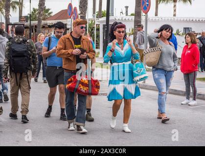 Gruppo di persone vestite in stile anni '50 a Rockin Race Jamboree 2020, rockabillies, Torremolinos, Andalusia, Spagna. Foto Stock