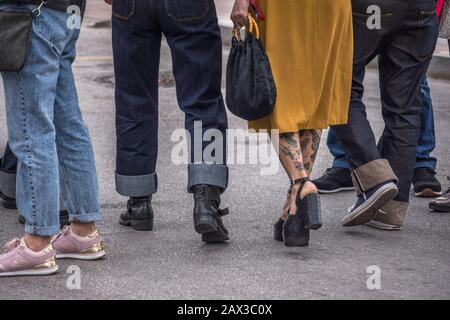 Gruppo di persone vestite in stile anni '50 a Rockin Race Jamboree 2020, rockabillies, Torremolinos, Andalusia, Spagna. Foto Stock