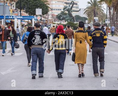 Gruppo di persone vestite in stile anni '50 a Rockin Race Jamboree 2020, rockabillies, Torremolinos, Andalusia, Spagna. Foto Stock