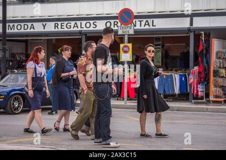 Gruppo di persone vestite in stile anni '50 a Rockin Race Jamboree 2020, rockabillies, Torremolinos, Andalusia, Spagna. Foto Stock