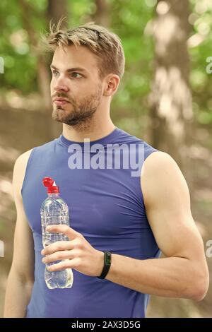 Sportivo da uomo con borraccia in un parco Foto stock - Alamy