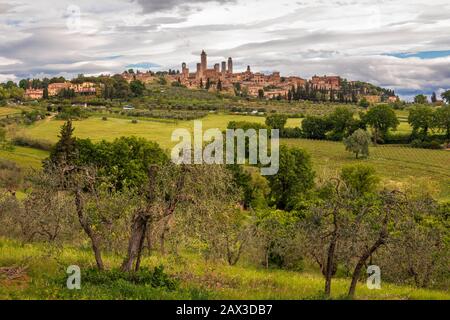 Via Francigena in Toscana tra San Gimignamo e Gracciano. Vista su San Gimignano, una cittadina collinare italiana in Toscana. Circondato dal 13th secolo Foto Stock