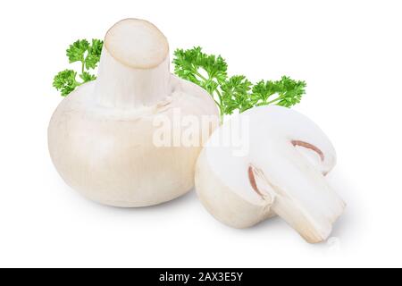 I funghi freschi champignon e metà isolato su sfondo bianco con tracciato di ritaglio Foto Stock