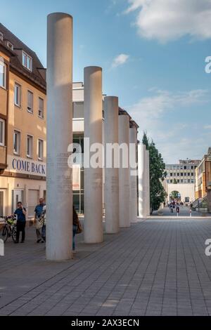 Dichiarazione universale dei diritti umani iscritta su colonne del Straße der Menschenrechte (strada dei diritti umani), Norimberga, Baviera, Germania. Foto Stock