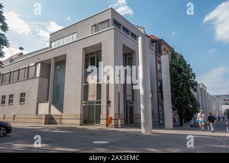 Dichiarazione universale dei diritti umani iscritta su colonne del Straße der Menschenrechte (strada dei diritti umani), Norimberga, Baviera, Germania. Foto Stock