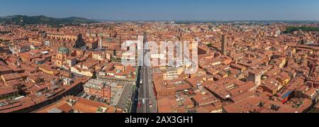 Veduta aerea panoramica della città di Bologna, Italia con vista dalla cima della torre Asinelli in direzione ovest Foto Stock