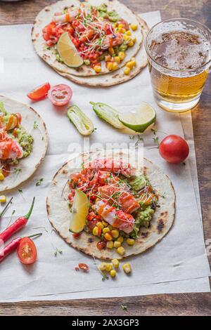 Tacos messicani con carne di granchio, avocado, mais e salsa Foto Stock