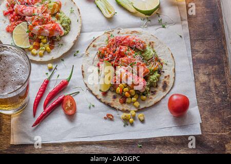Tacos messicani con carne di granchio, avocado, mais e salsa Foto Stock