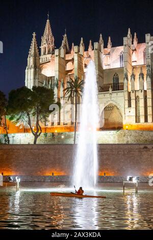 Palma de Mallorca, baia di Palma, la cattedrale della Santa Maria, kayak nel lago di fronte alla chiesa, Isole Baleari, Spagna Foto Stock