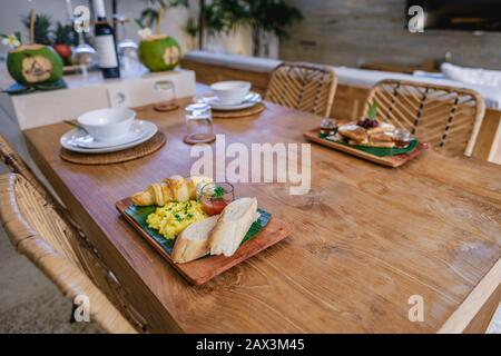 Ampio angolo di ripresa di diversi tipi di cibo sul tavolo con bicchieri e tazze Foto Stock