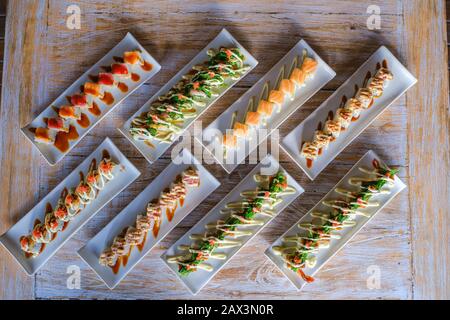 Immagine ad alto angolo di diversi vassoi di sushi accanto a. l'uno con l'altro Foto Stock
