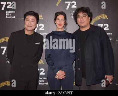 Milano, Italia. 10th Feb, 2020. Locarno, Svizzera Locarno Film Festival 2019 Svizzera, Red carpet Per Il Film Parassita del regista BONG Joon-ho, CANZONE Kang-ho attore riceve il premio Excellence. Nella foto: Direttore BONG Joon-ho, CANZONE Kang-ho attore riceve il premio Excellence., Lili Hinstin regista artista Locarno Festival Credit: Independent Photo Agency/Alamy Live News Foto Stock