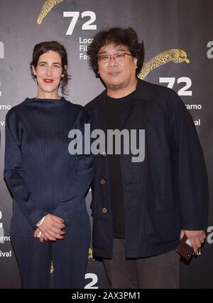 Milano, Italia. 10th Feb, 2020. Locarno, Svizzera Locarno Film Festival 2019 Svizzera, Red carpet Per Il Film Parassita del regista BONG Joon-ho, CANZONE Kang-ho attore riceve il premio Excellence. Nella foto: Direttore BONG Joon-ho, Lili Hinstin regista artista Locarno Festival Credit: Agenzia indipendente Foto/Alamy Live News Foto Stock