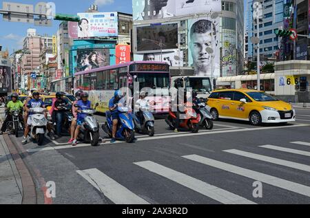 Il traffico si fermò ad un incrocio stradale a Ximending a Taipei, Taiwan Foto Stock