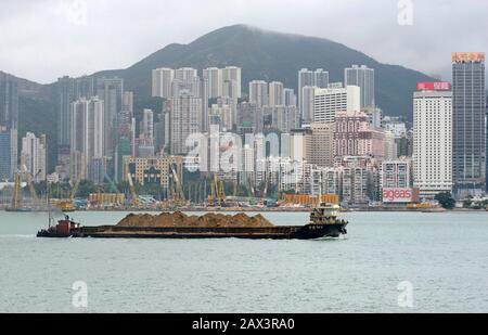 Nave portatore di terreno nel porto di Hong Kong, Hong Kong, Cina Foto Stock