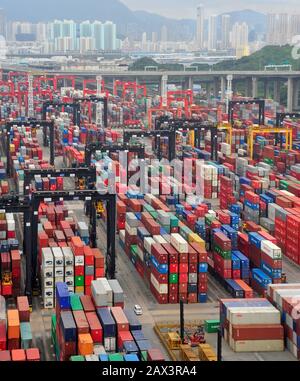 Migliaia di contenitori per spedizioni al porto di Hong Kong, Cina Foto Stock