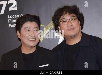 Milano, Italia. 10th Feb, 2020. Locarno, Svizzera Locarno Film Festival 2019 Svizzera, Red carpet Per Il Film Parassita del regista BONG Joon-ho, CANZONE Kang-ho attore riceve il premio Excellence. Nella foto: Direttore BONG Joon-ho, CANZONE Kang-ho attore credito: Agenzia indipendente foto / Alamy Live News Foto Stock