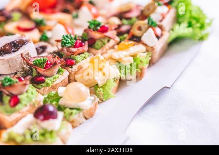 Servizio di ristorazione con stuzzichini e stuzzichini a buffet. Foto Stock