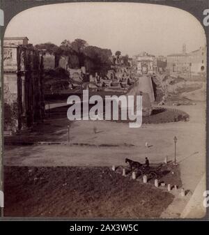 1900 ca , ROMA , ITALIA : veduta generale DAL COLOSSEO : L'ARCO DI COSTANTINO , la fontana Meta Sudans e LA VIA SACRA . FOTO DI UNDERWOOD & UNDERWOOD COMPANY , USA - ARCO DI COSTANTINO - FONTANA - FORI IMPERIALI - FORO ROMANO - ITALIA - FOTO STORICHE - GEOGRAFIA - GEOGRAFIA - ARCHITETTURA - ARCHITETTURA - ROMA - NOVECENTO - '900 - '900 - '900 - ARCHEOLOGIA - ARCHEOLOGIA -- -- Archivio GBB Foto Stock