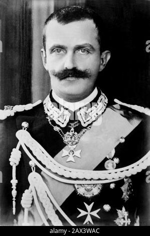 1900 ca , Roma , ITALIA: Il Re italiano Vittorio Emanuele III ( 1869 - 1947 ). - SAVOY - CASA SAVOIA - ITALIA - REALI - nobiltà ITALIANA - SAVOY - NOBILTÀ - ROYALTY - STORIA - FOTO STORICHE - baffi - baffi - uniforme militare - disa uniforme militare - medaglie - medaglie - medaglia ---- Archivio GBB Foto Stock