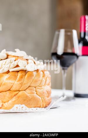 Vino e pane decorato a tavola per celebrare un santo in fede ortodossa. Tradizione serba. Foto Stock