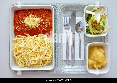 Pasto pronto, pranzo carente in ospedale, spaghetti con salsa bolognese, parmigiano, insalata mista, mele stufate, Germania Foto Stock