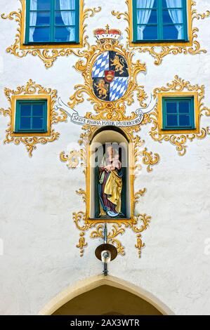Stemma dell'elettorato bavarese, statua della Vergine Maria, porta d'ingresso o Westernacher Tor, porta medievale della città, città vecchia, Mindelheim Foto Stock