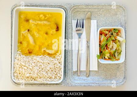 Pasto pronto, pranzo inadeguato in ospedale, curry tacchino, riso, insalata mista, Germania Foto Stock