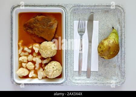 Pasto pronto, pranzo carente in ospedale, roast beef, salsa, gnocchi di pane, cavolfiore, pera, Germania Foto Stock