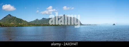 Panorama dell'Isola di Mokoli'i (precedentemente conosciuta come il termine obsoleto 'cappello di Chinaman') al largo della costa di Oahu nelle Hawaii dal Waiahole Beach Park Foto Stock