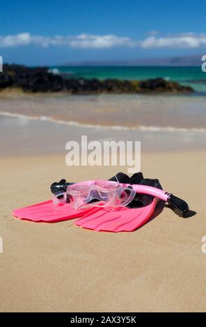 Pinne, snorkeling e maschera sulla spiaggia nei tropici, a Makena, Maui, Hawaii. Foto Stock