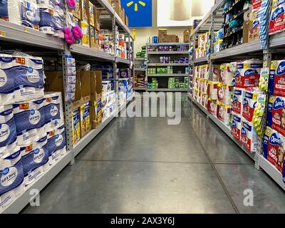 Orlando, FL/USA -2/6/20: Il corridoio della carta di toletta di un supermercato del Walmart con una varietà di prodotti dai vari produttori. Foto Stock