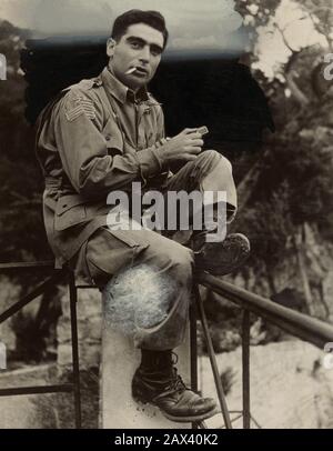 1943 ca : il più celebre fotografo reporter della guerra americana ROBERT CAPA durante la seconda guerra mondiale . Endre Erno Friedmann (1913 – 1954) è stato un fotografo e fotogiornalista ungherese di combattimento che ha coperto cinque guerre diverse: La guerra civile spagnola, La Seconda guerra sino-giapponese, la seconda guerra mondiale in Europa, la guerra arabo-israeliana del 1948 e La Prima guerra indochina. Documentò il corso della seconda Guerra Mondiale a Londra, Nord Africa, Italia, la Battaglia di Normandia su Omaha Beach e la liberazione di Parigi. Le sue fotografie d'azione, come quelle scattate durante l'invasione della Normandia del 1944, ritraggono il vio Foto Stock