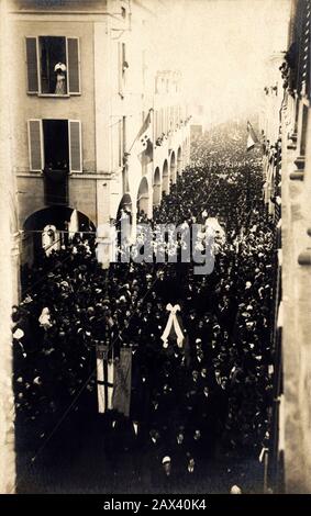 1907 , BOLOGNA , ITALIA : il celebre poeta italiano Giosué CARDUCCI ( Valdicastello 1835 - Bologna 1907 ) funerale, Premio NOBEL per la Letteratura nel 1906 . In questa foto la processione funebre passa per via Santo Stefano alla chiesa di San Petronio in Piazza maggiore e poi alla Certosa Cementera . Carducci morì il 16 febbraio a casa sua. Tutta l'Italia come lutto per la morte del poeta bard del Risorgimento. Ai funerali i cavalli che portano la bara alla Certosa hanno le unghie bendate. Piazza maggiore e molte case private sono state appese con il nero. Le luci sono accese lungo il percorso e 'tr Foto Stock