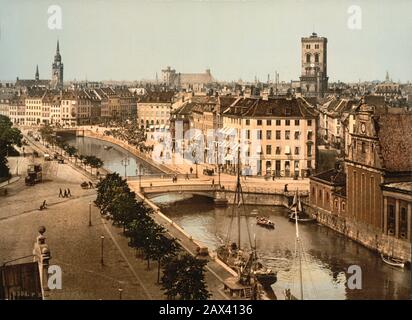 1890 ca. , Kopenhagen , DANIMARCA : la vista della città . Photocrom by Detroit Publishing Co. - REALI - Nobiltà - DANIMARCA - COPENAGHEN - NOBILTÀ - ROYALTY - STORIA - FOTO STORICHE - GEOGRAFIA - GEOGRAFIA - Kopenhaven - Copenaghen - PALAZZO - PALAZZO - PALAZZO - ARCHITETTURA - ARCHITETTURA - PANORAMA - canale ----- Archivio GBB Foto Stock