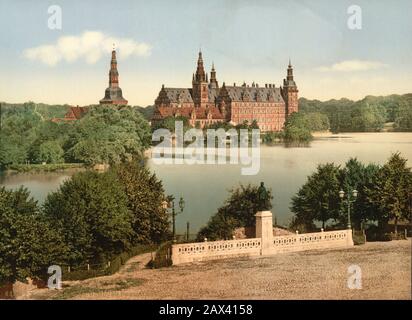 1890 ca. , Kopenhagen , DANIMARCA : la vista del Castello di Frederiksborg , Hillerod . Photocrom by Detroit Publishing Co. - REALI - Nobiltà - DANIMARCA - COPENAGHEN - NOBILTÀ - REGALITÀ - STORIA - FOTO STORICHE - GEOGRAFIA - GEOGRAFIA - Kopenhaven - Copenaghen - PALAZZO - PALAZZO - PALAZZO - ARCHITETTURA - ARCHITETTURA - PANORAMA - canale - castello ----- Archivio GBB Foto Stock