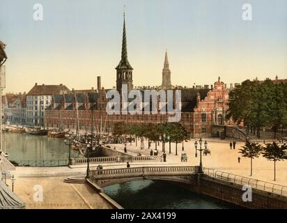 1890 ca. , Kopenhagen , DANIMARCA : la vista della sala di cambio . Photocrom by Detroit Publishing Co. - REALI - Nobiltà - DANIMARCA - COPENAGHEN - NOBILTÀ - REGALITÀ - STORIA - FOTO STORICHE - GEOGRAFIA - GEOGRAFIA - Kopenhaven - Copenaghen - PALAZZO - PALAZZO - PALAZZO - ARCHITETTURA - ARCHITETTURA - PANORAMA - canale - PALAZZO DELLA BORSA - DIE Besse ---- Archivio GBB Foto Stock