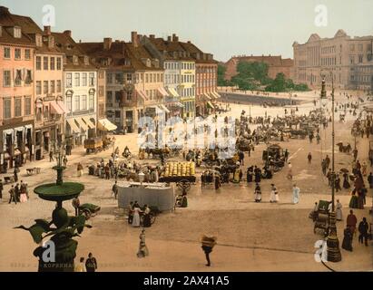 1890 ca. , Kopenhagen , DANIMARCA : la vista di Piazza Hochbrucke , sullo sfondo le rovine del Palazzo di Christianborg bruciando . Photocrom by Detroit Publishing Co. - REALI - Nobiltà - DANIMARCA - COPENAGHEN - NOBILTÀ - ROYALTY - STORIA - FOTO STORICHE - GEOGRAFIA - GEOGRAFIA - Kopenhaven - Copenaghen - PALAZZO - PALAZZO - PALAZZO - ARCHITETTURA - ARCHITETTURA - PANORAMA - piazza - mercato ----- Archivio GBB Foto Stock