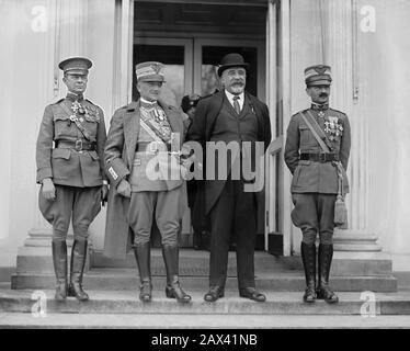 1921 , 7 dicembre , WASHINGTON , USA : il Generale italiano ARMANDO DIAZ ( 1861 - 1928 ) con l'Ambasciatore d'italia Marchese VITTORIO ROLANDI RICCI ( 1860 - 1951) , il Colonnello Mervyn Buckey ( primo da sinistra ) e il Marchese Generale Giuseppe Mario Asinari Rossillon di Bernezzo ( 1874 - 1943 ), Attache militare dell'Ambasciata d'Italia. Chiamata alla Casa Bianca quando il generale Diaz fa offerte al presidente degli Stati Uniti Warren G. Harding Farewel . Foto di National Photo Company - foto storiche - FOTO STORICHE - uniforme militare - uniforme divisa militare - baffi - baffi - cappello derby - cappello - collare - Foto Stock