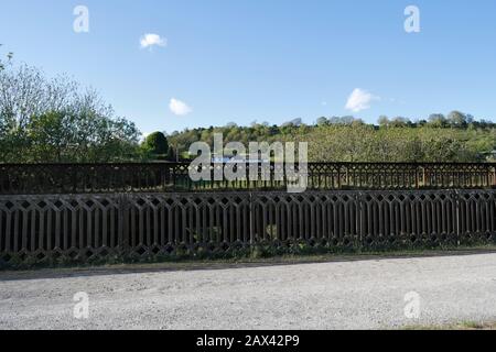 Ex viadotto ferroviario a Millers dale nel Derbyshire Inghilterra, ora parte del sentiero Monsal Foto Stock